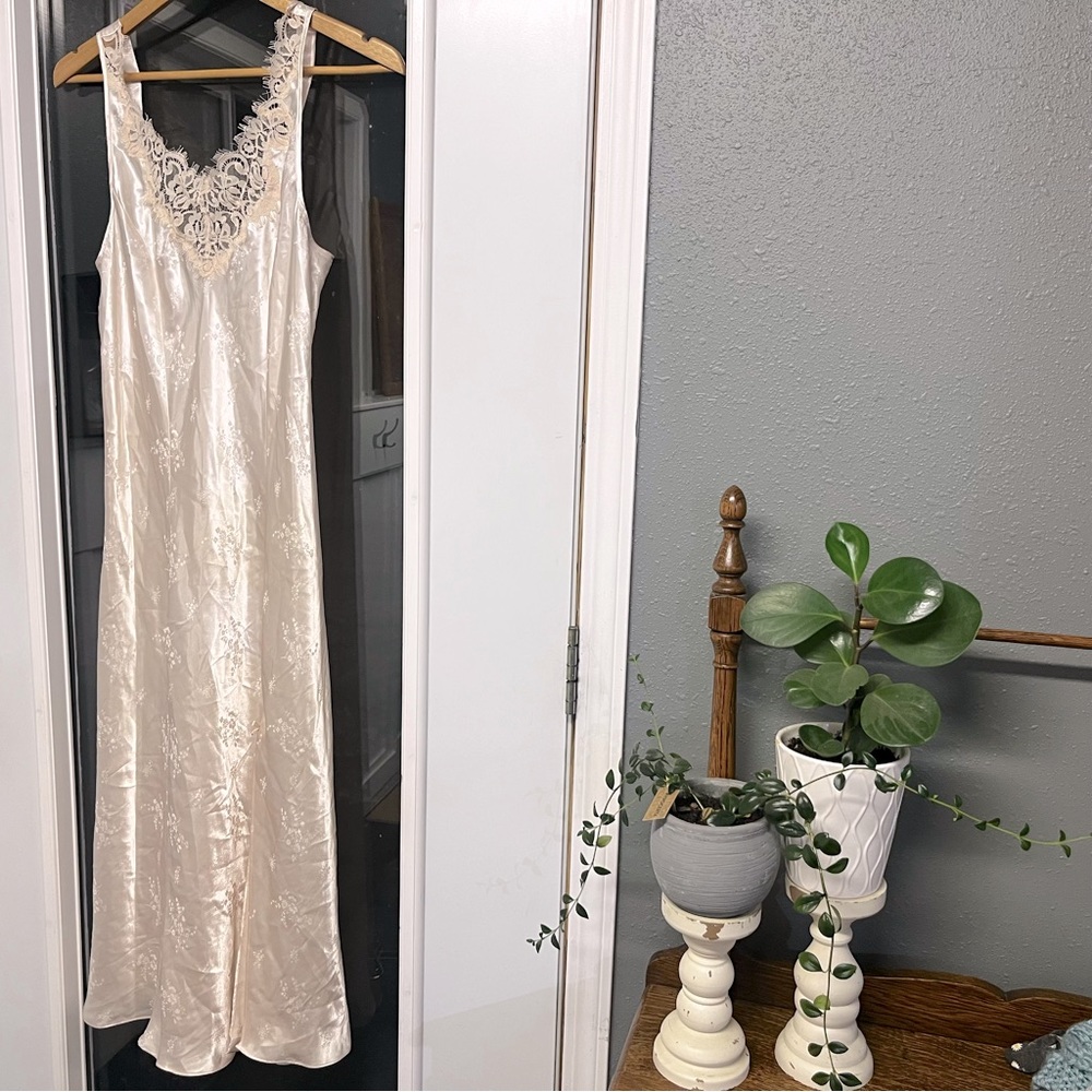 Jones New York full length cream lace slip size M‎